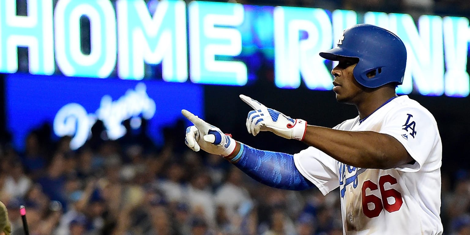 Yasiel Puig flips off Cleveland fans after hitting home run