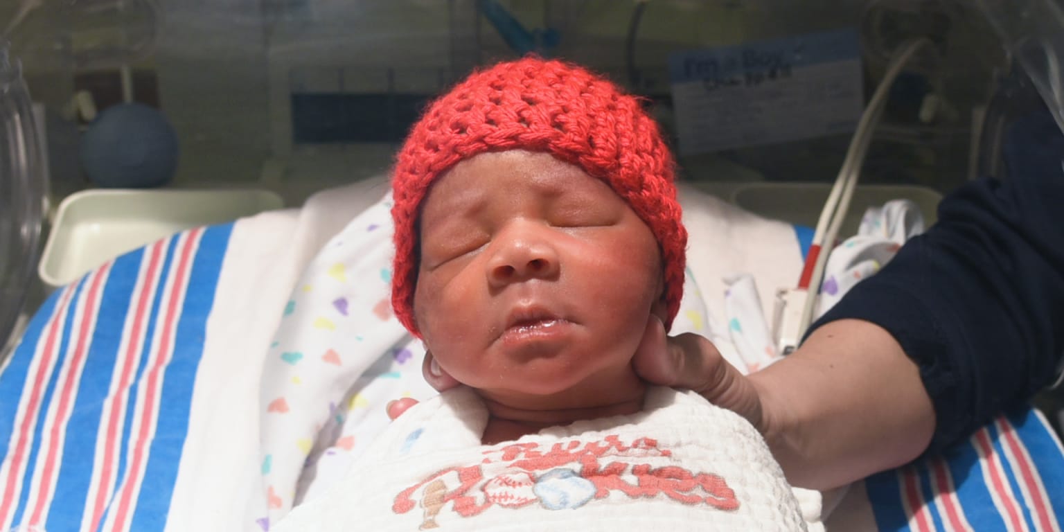 Babies born on Opening Day get Reds onesies, blankets