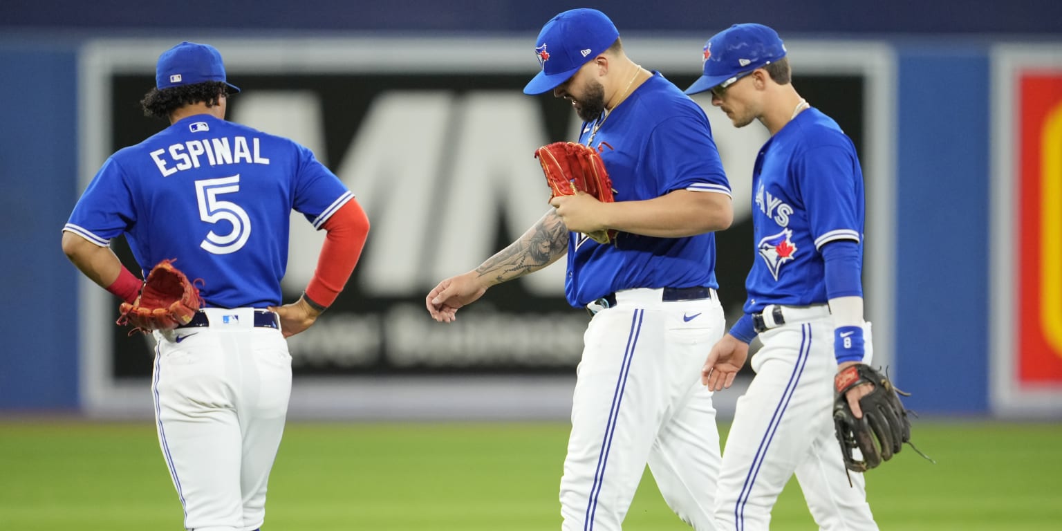 Toronto Blue Jays ace Alek Manoah leaves game against Detroit Tigers after  being hit by comebacker - ESPN