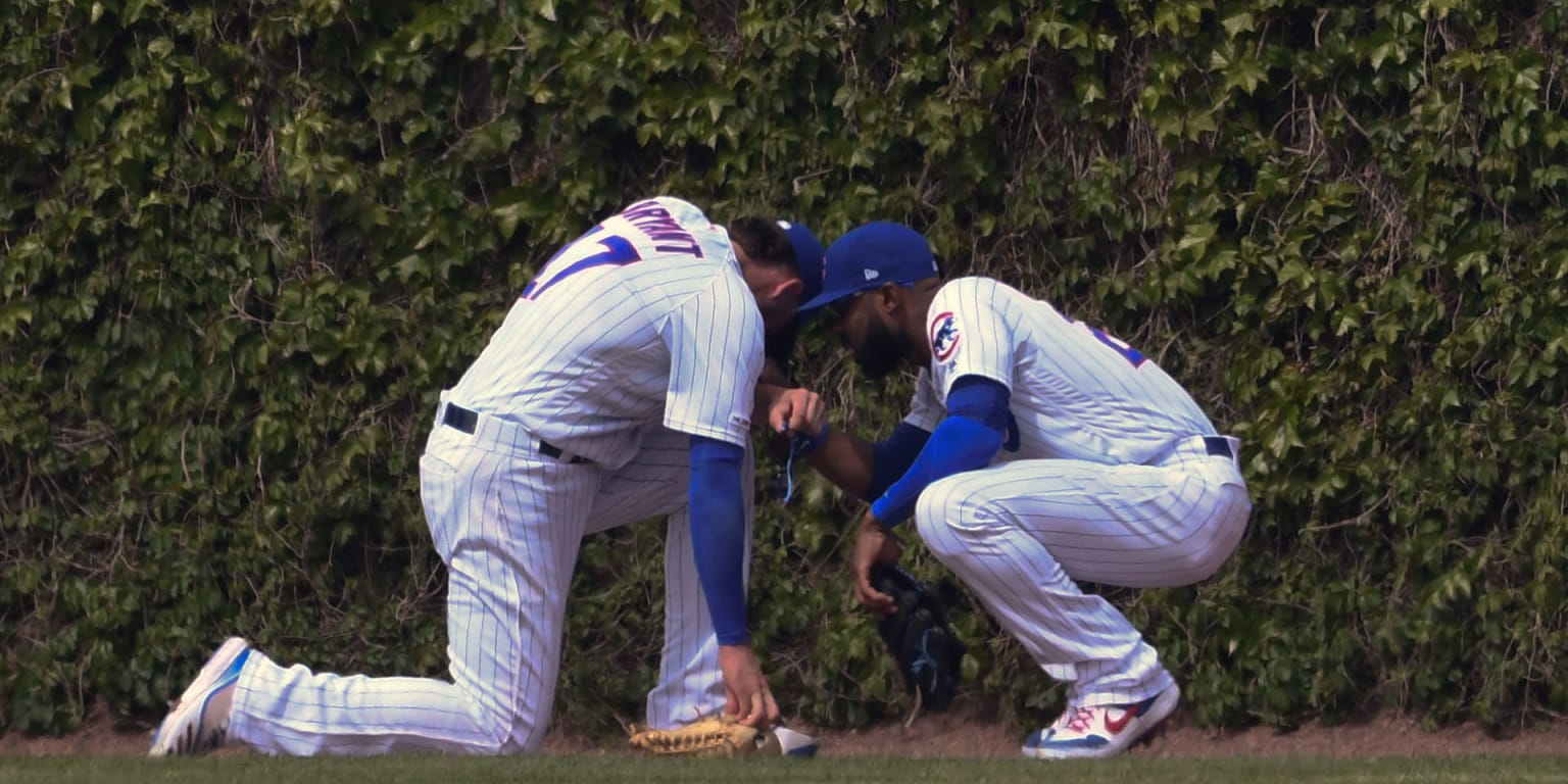 Kris Bryant exits with injury after collision