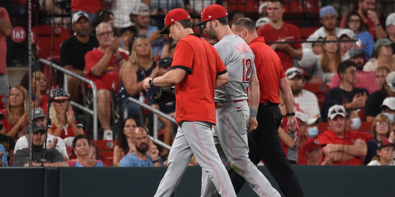 Tyler Naquin leaves Reds game after collision with Jose Barrero