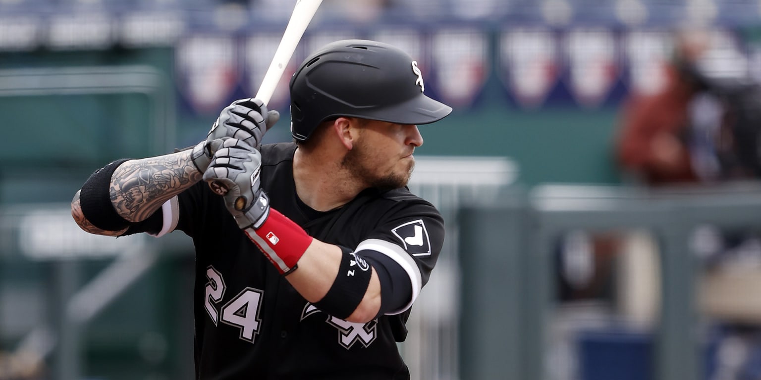 LOOK: Yasmani Grandal singles right-handed wearing lefty's batting