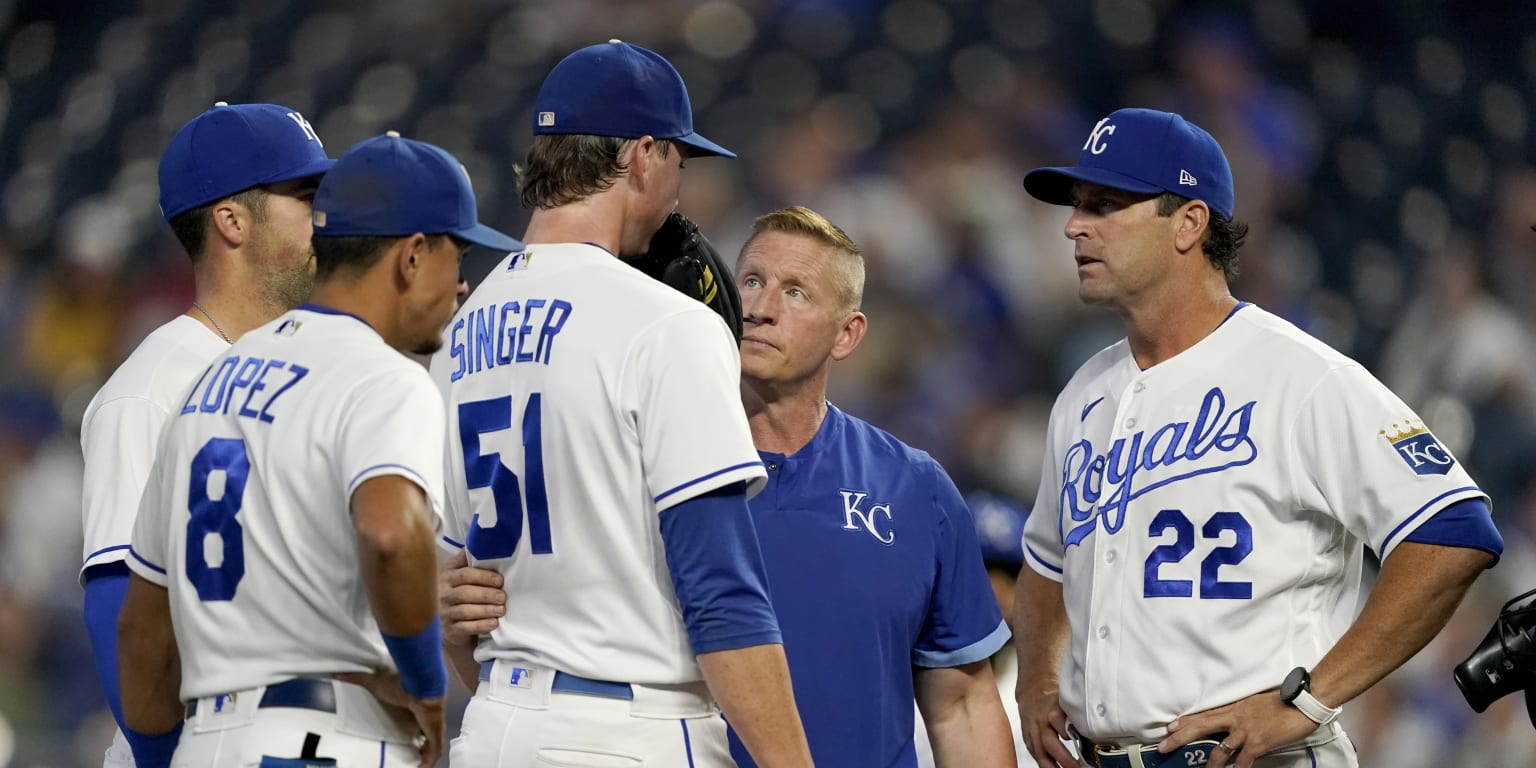 Brady Singer exits Royals start with right shoulder injury