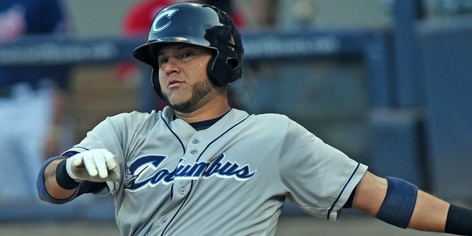 Indians resign catcher Guillermo Quiroz