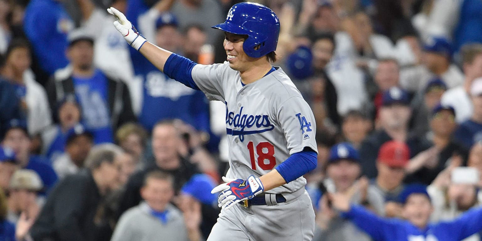 Los Angeles Dodgers]Dave Roberts' mom, Eiko, congratulates Kenta Maeda  after his debut. #マエケン : r/Dodgers