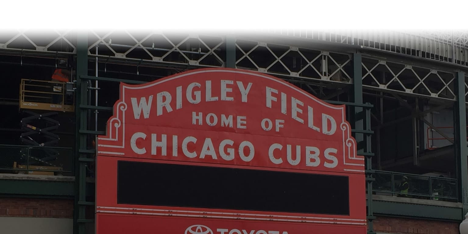 Harry Caray, Ron Santo welcome Ernie Banks to 'Friendly Confines