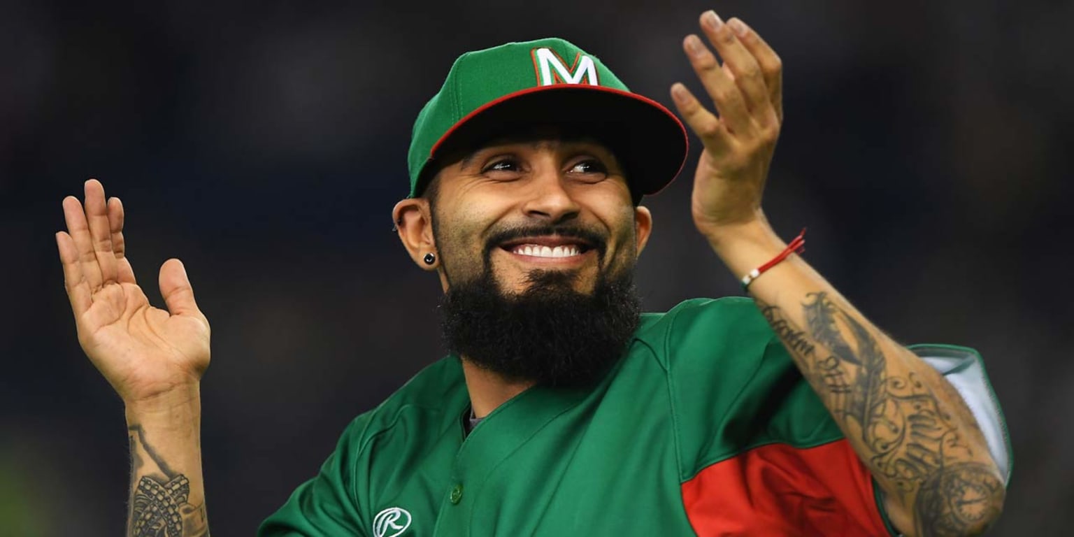 Dodgers officially sign setup man Sergio Romo