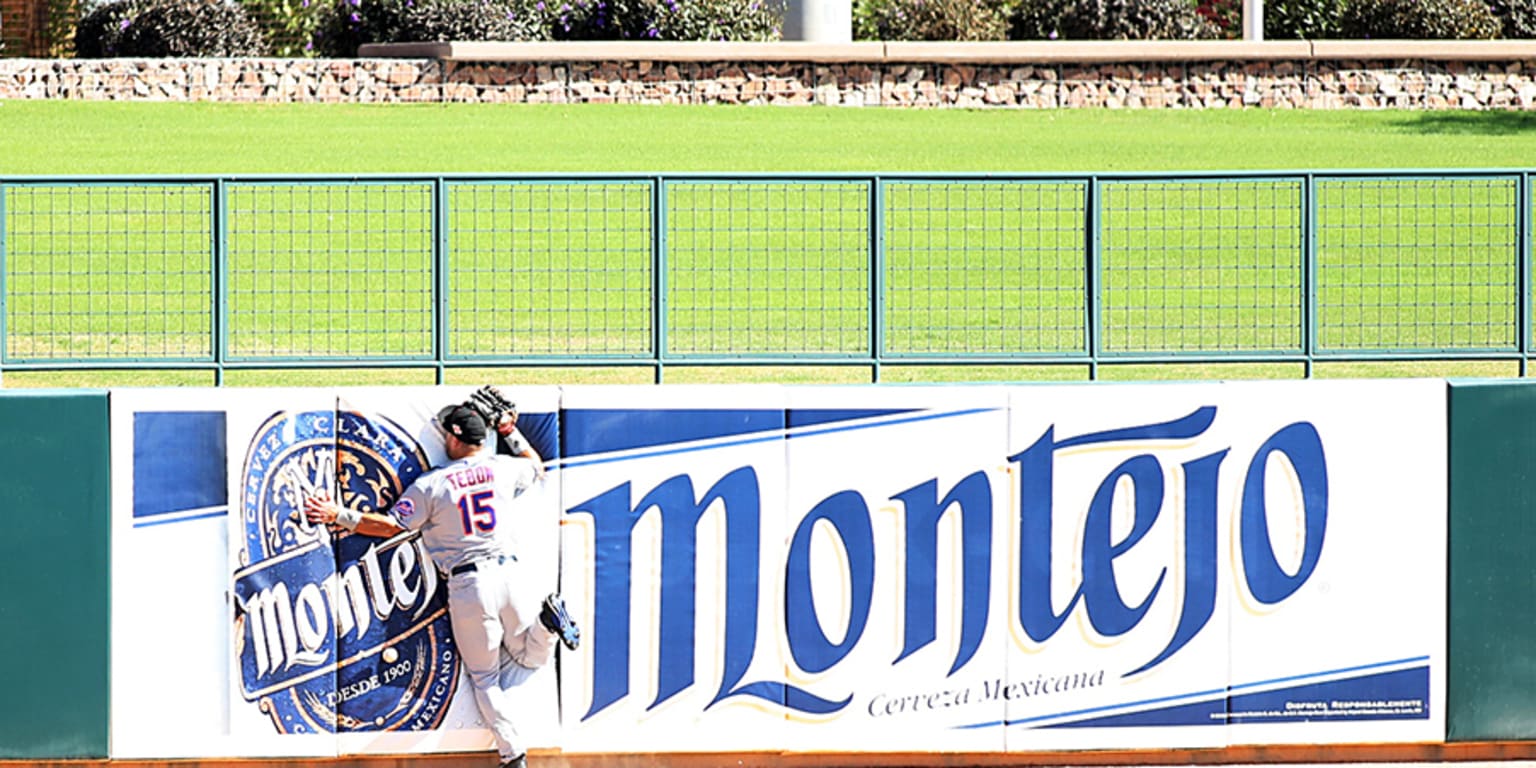 Tim Tebow makes Arizona Fall League debut, crashes into wall