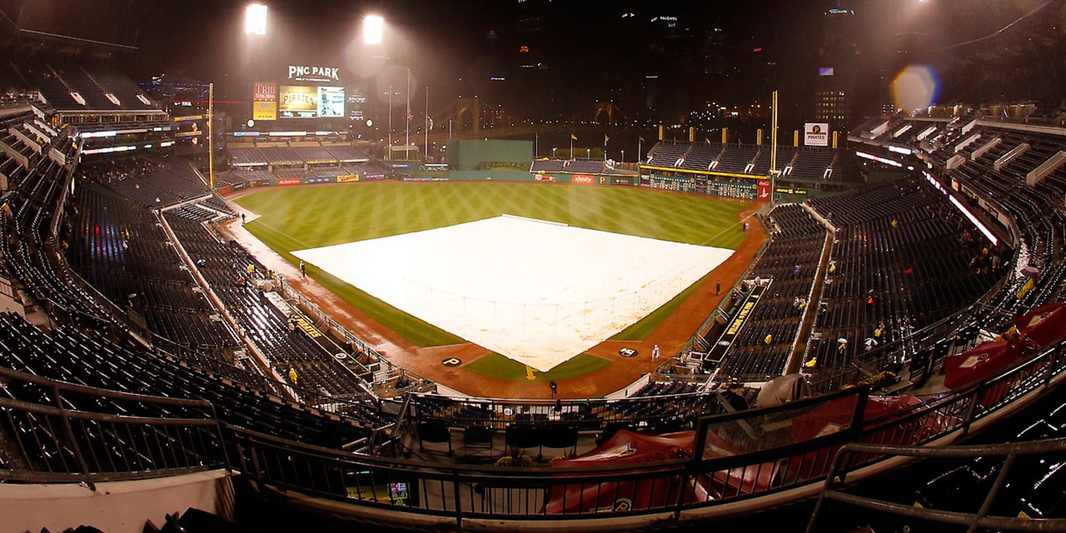 Cubs pull away from Pirates after rain delay