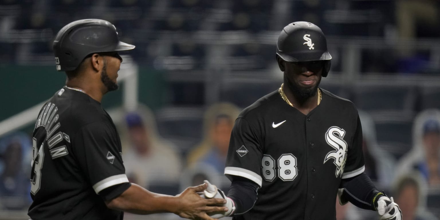 Luis Robert gets the White Sox started early with a three-run jack!