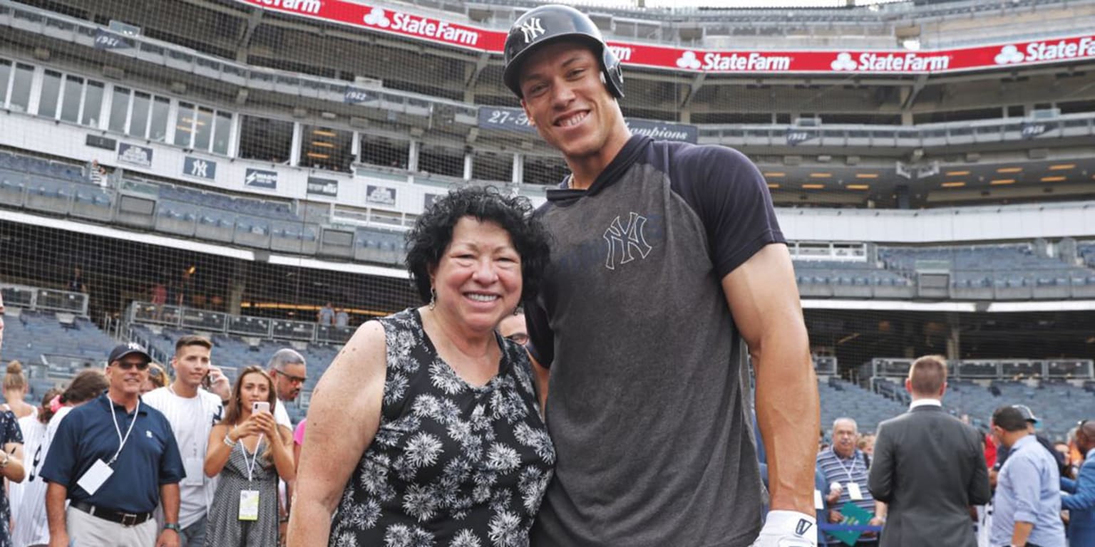 Justice Sotomayor met Aaron Judge and the Yankees | MLB.com