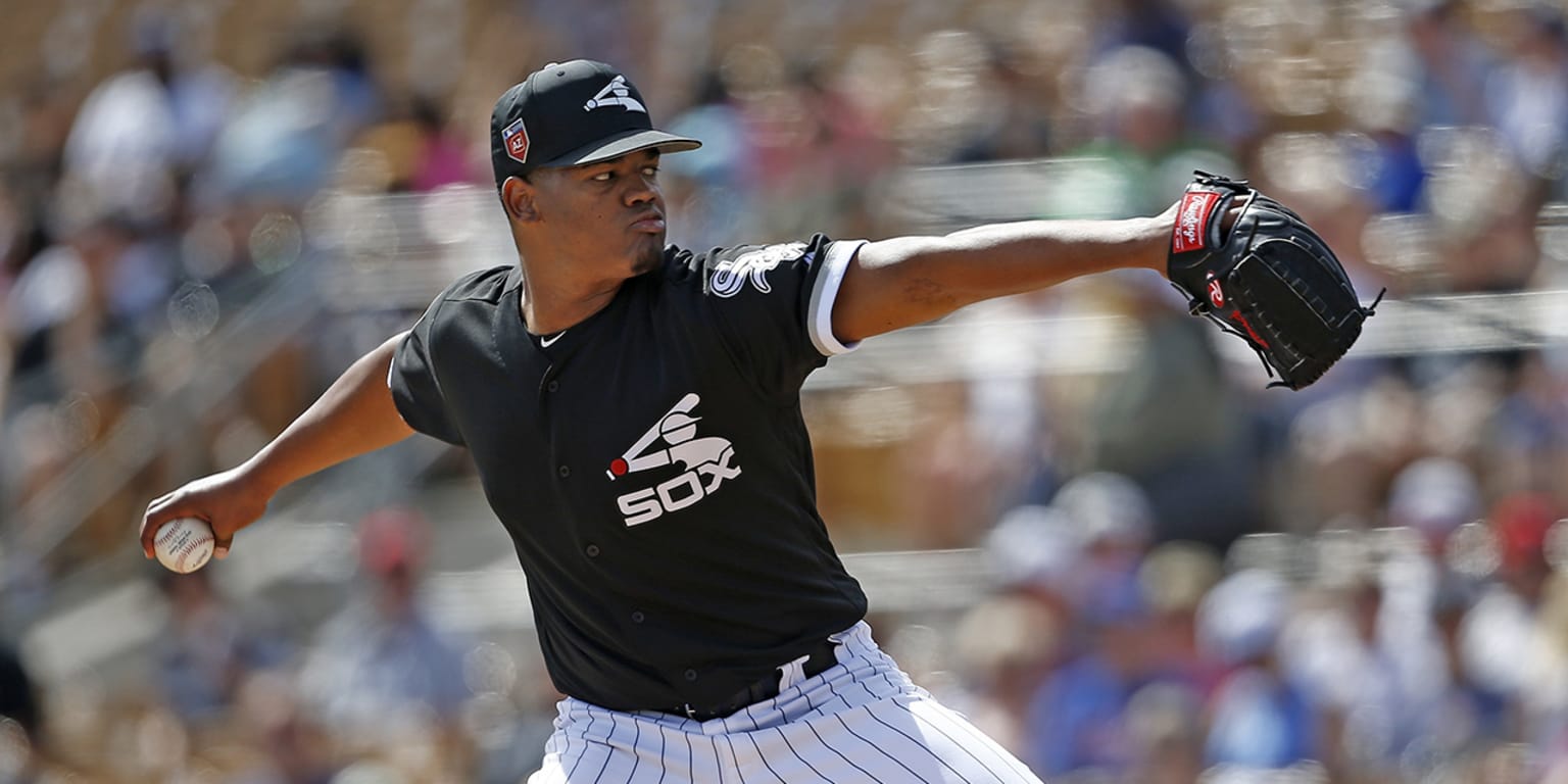 Reynaldo Lopez avoids trouble in solid start