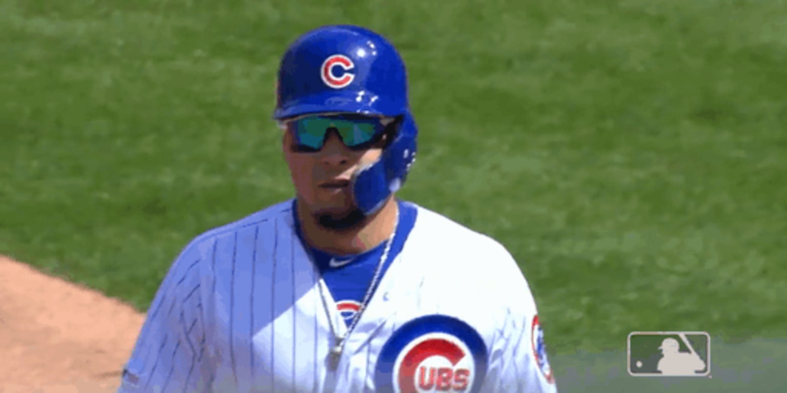 Javy Baez busts a MOVE to reach first base 