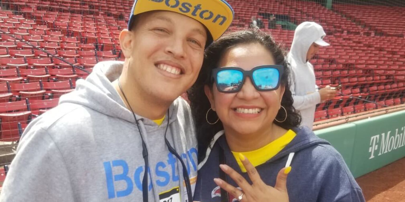 congrats to the couple who got engaged at the red sox game yesterday❤️