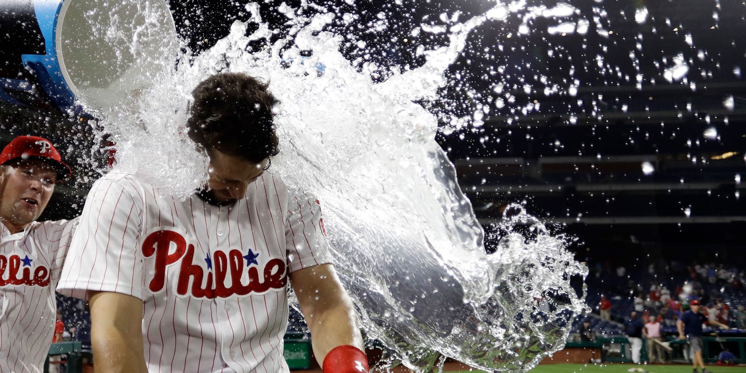 Chase Utley drills a walk-off home run in the 10th 