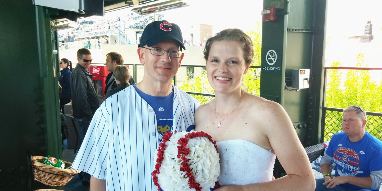 Cubs' fan loses wedding ring onto field while giving high fives (Video)