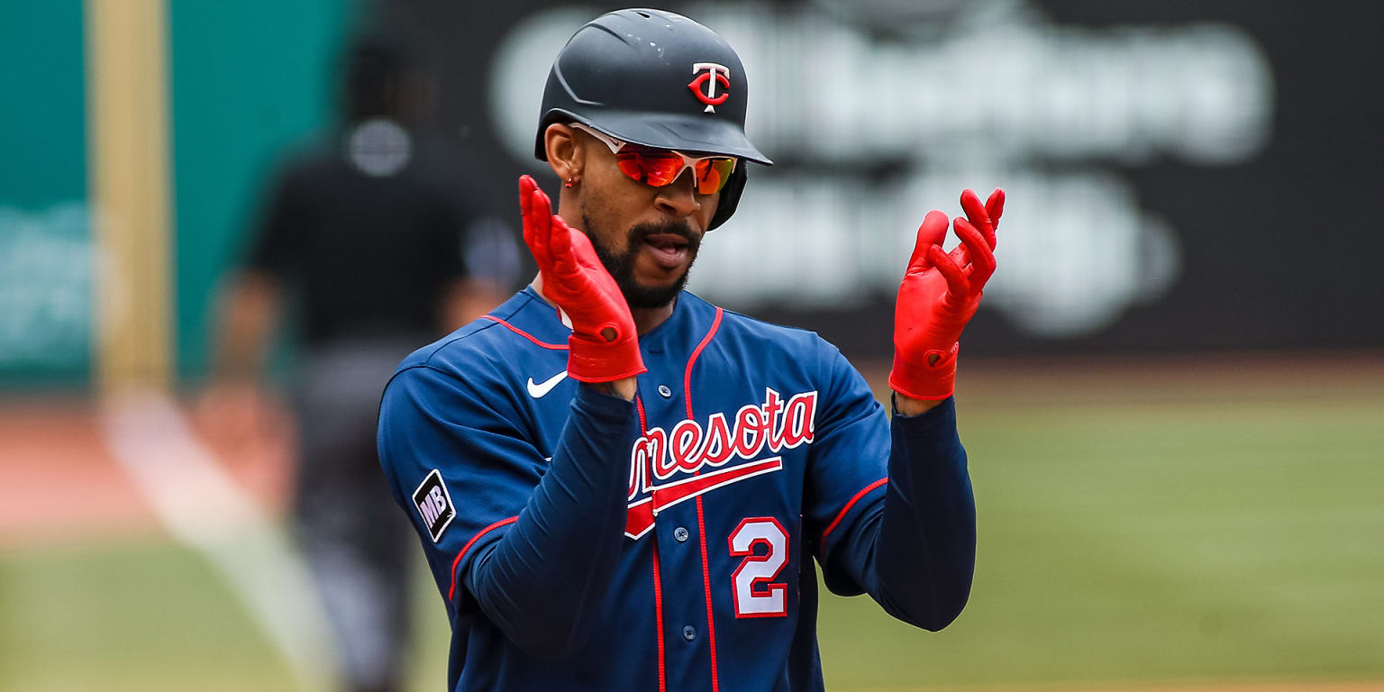 Slick grabs in center help Twins' Byron Buxton forget 0-for-5