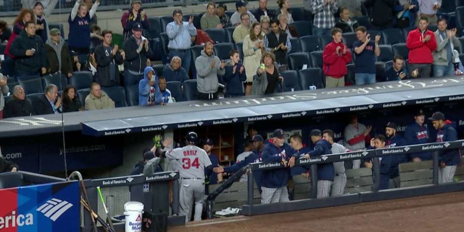 David Ortiz given standing ovation in Yankee Stadium finale