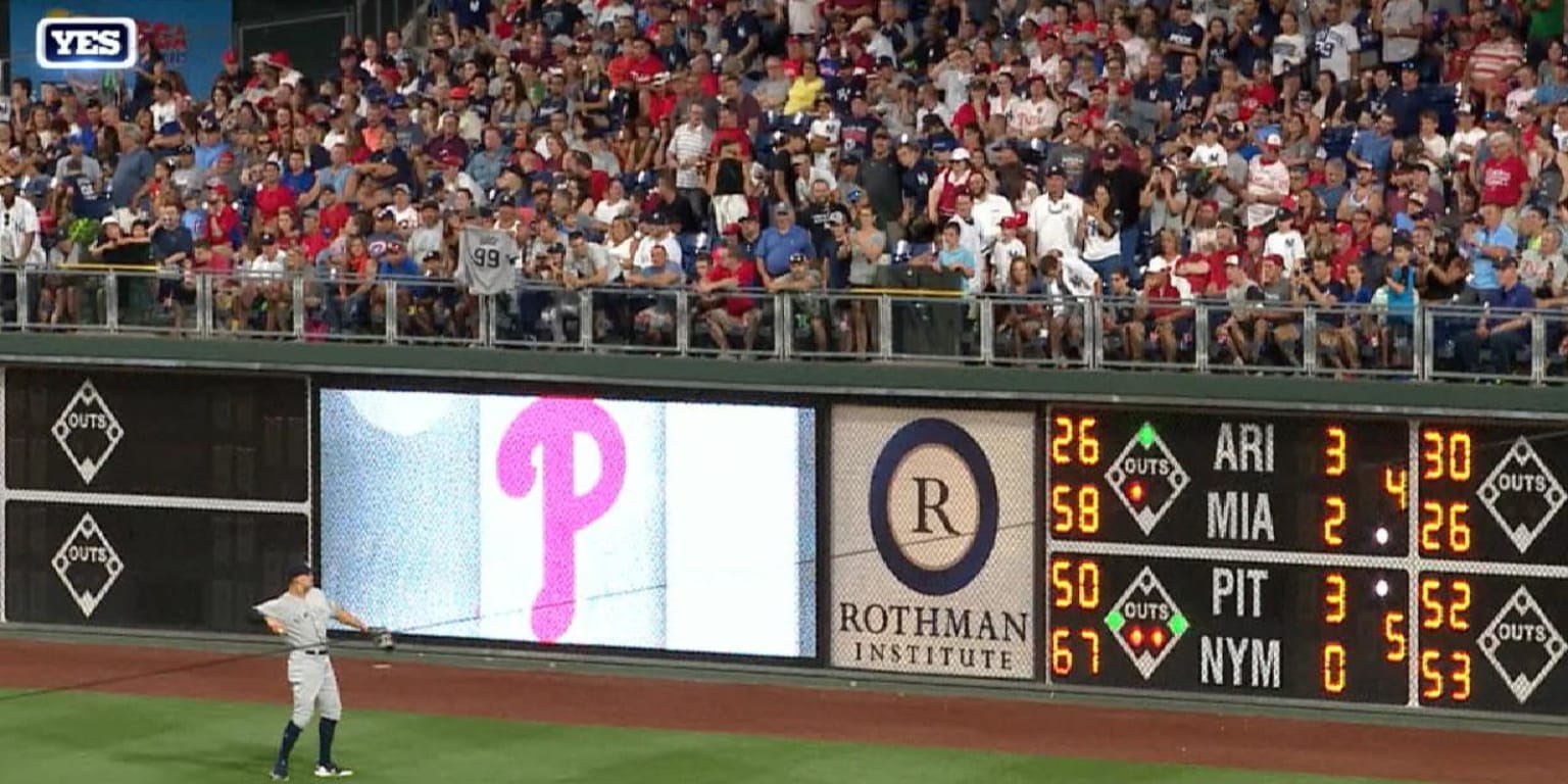 Aaron Judge plays catch with young Mariners fan at Safeco