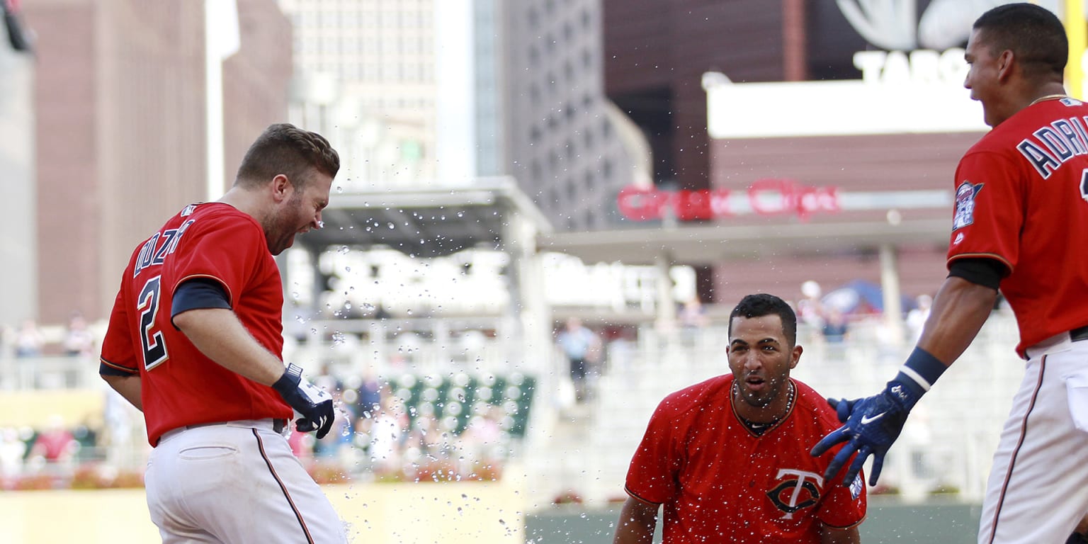 Minnesota Twins 2B Brian Dozier leaves game vs. Texas Rangers with