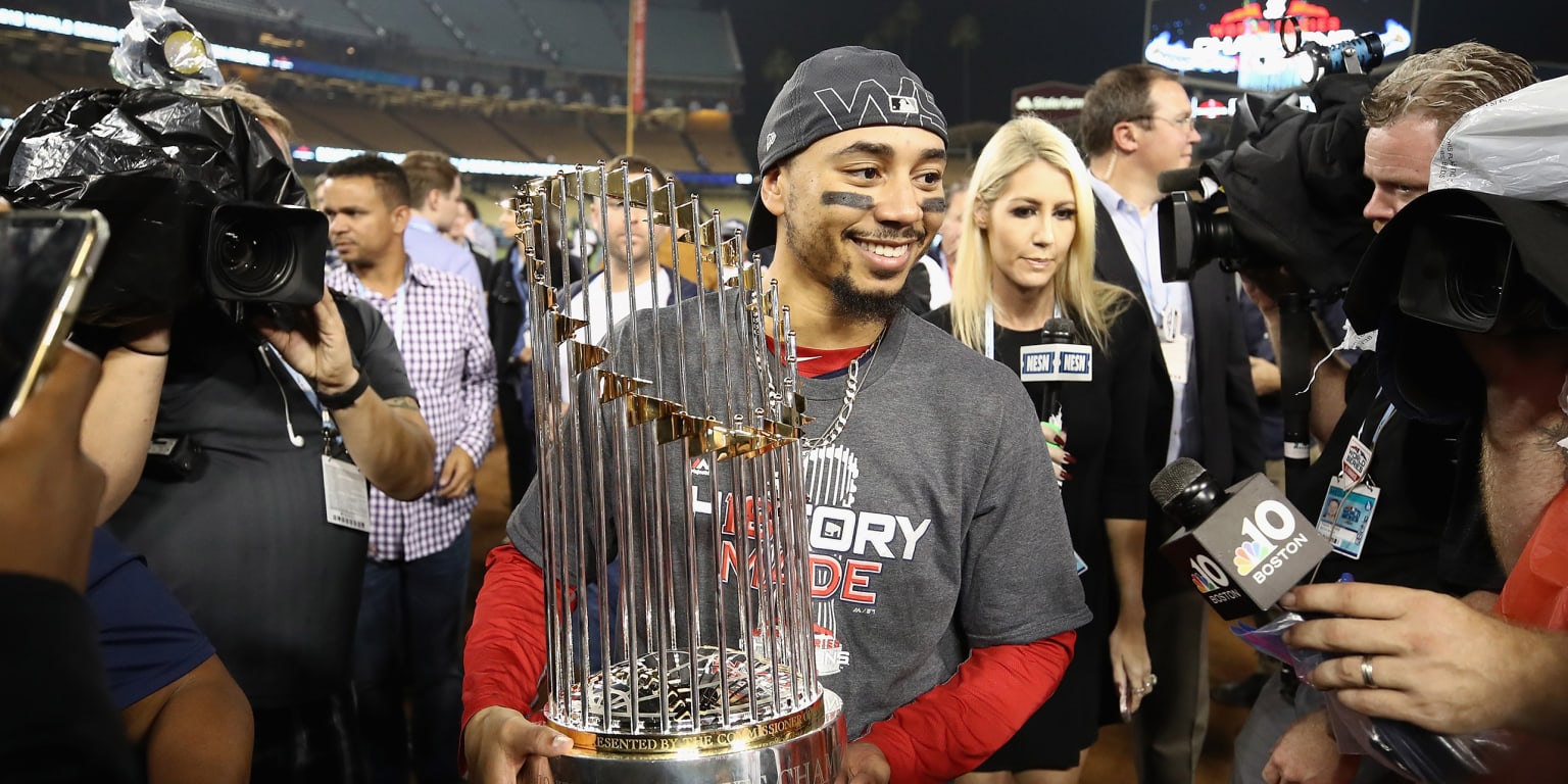 Red Sox renew Mookie Betts' contract for $950,000