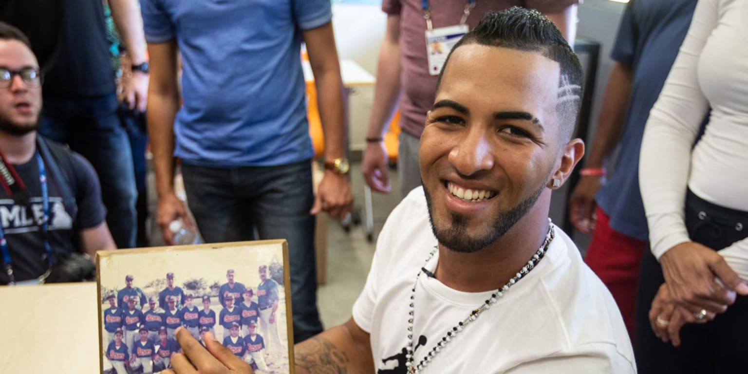 Eddie Rosario visits Puerto Rico high school