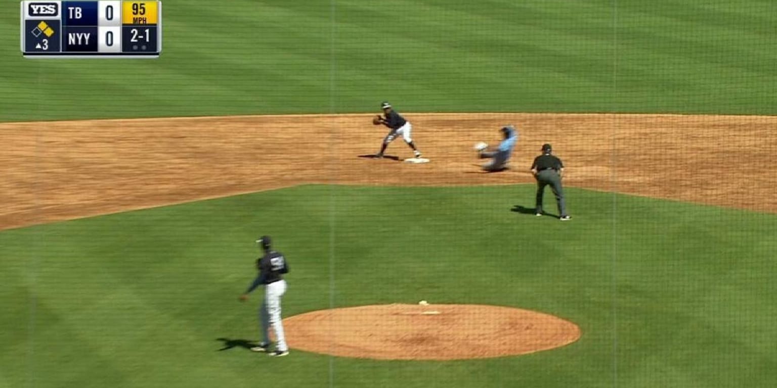 Aroldis Chapman makes 2022 Spring Training debut