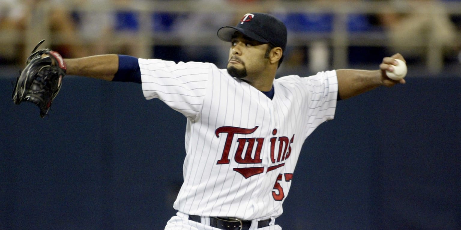 Minnesota Twins pitcher Johan Santana watches a sixth inning pitch on his  way to his sixth win as the Twins beat the Milwaukee Brewers 6-3 Friday,  June 25, 2004 in Minneapolis. (AP