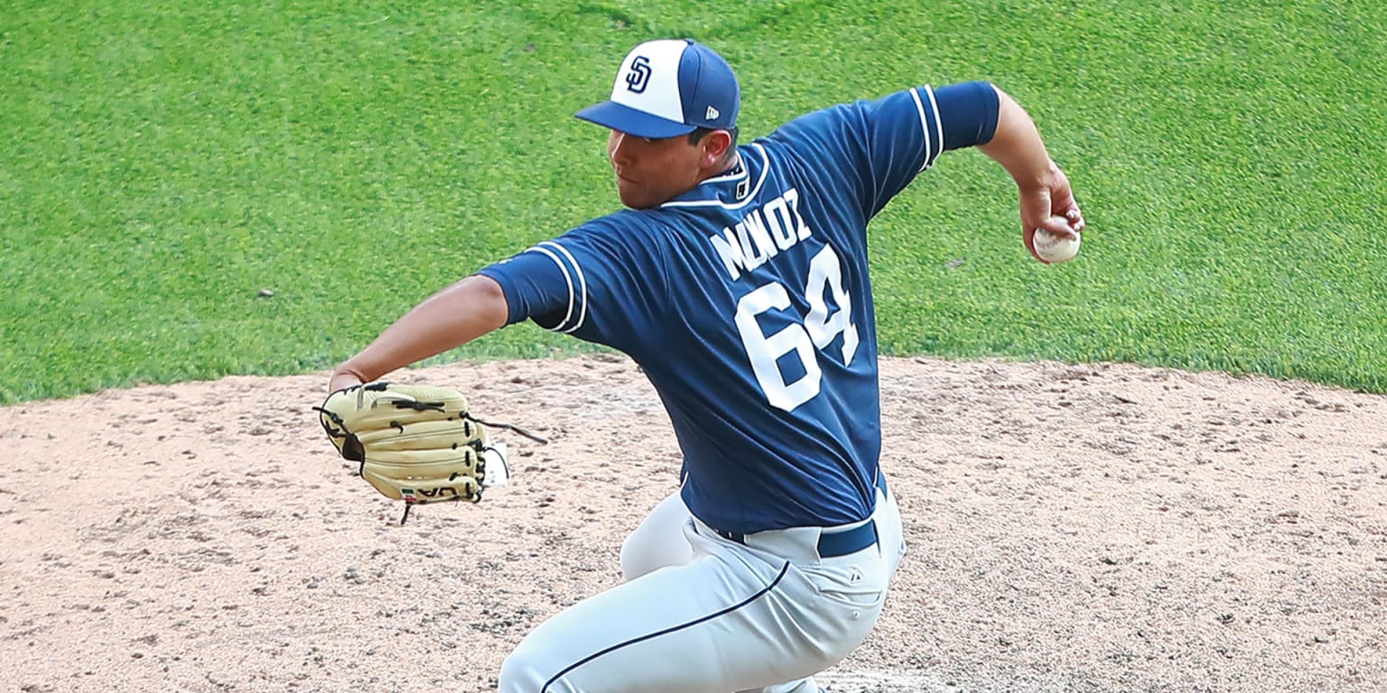 Padres call up prospect Andres Munoz