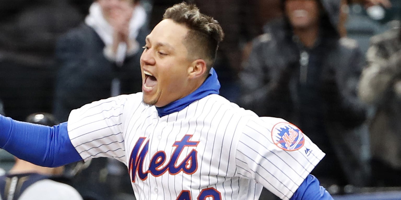 Why is the Giants' clubhouse full of Wilmer Flores fans? 'Flo is cool