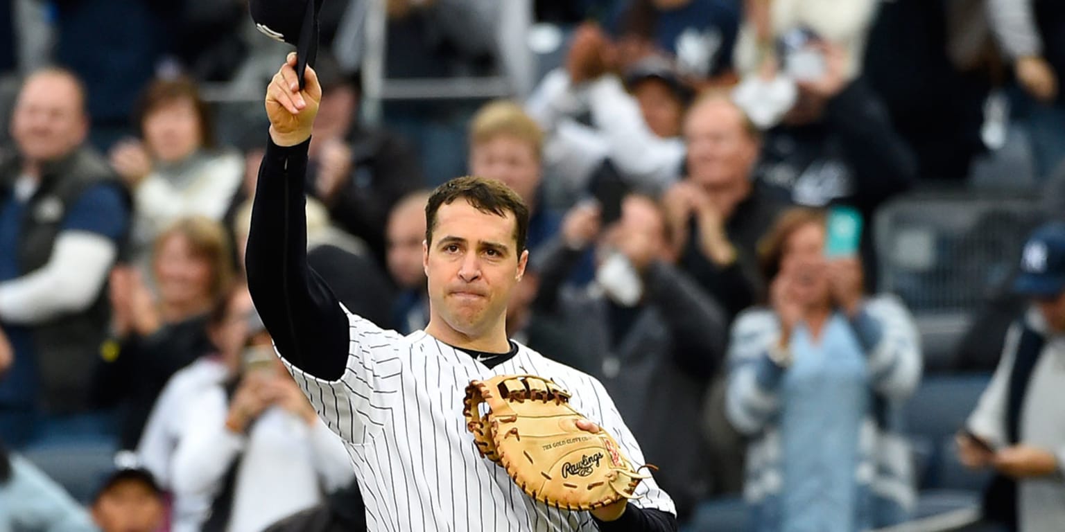 Retiring Mark Teixeira honored by Yankees before final game