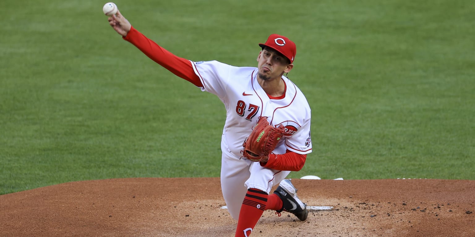 José De León strong in Reds debut