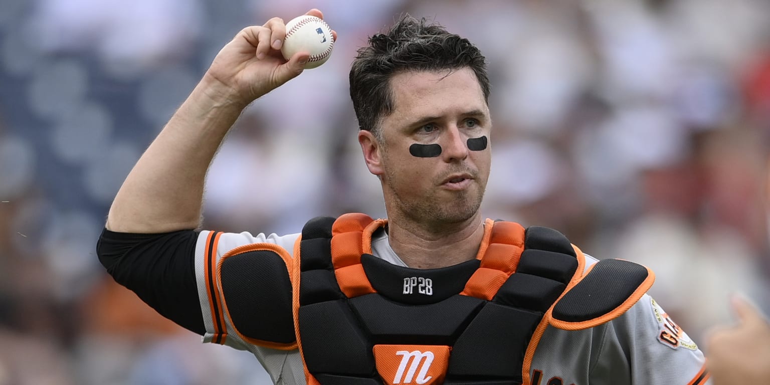 Buster Posey comes out with an injury to his left knee