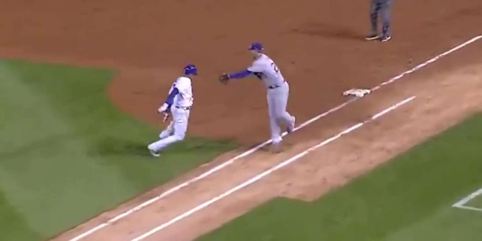 Javy Baez busts a MOVE to reach first base 