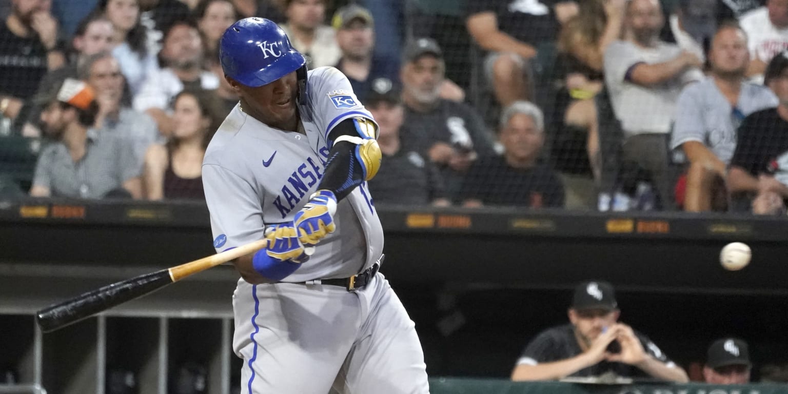 Royals' Salvador Perez battles vision issues, homers twice in win