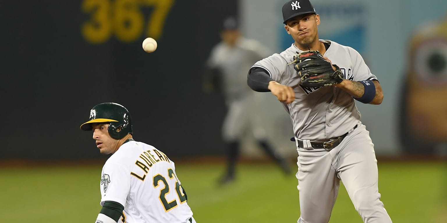 Aaron Judge saluted Yankees fans and offered souvenirs in his