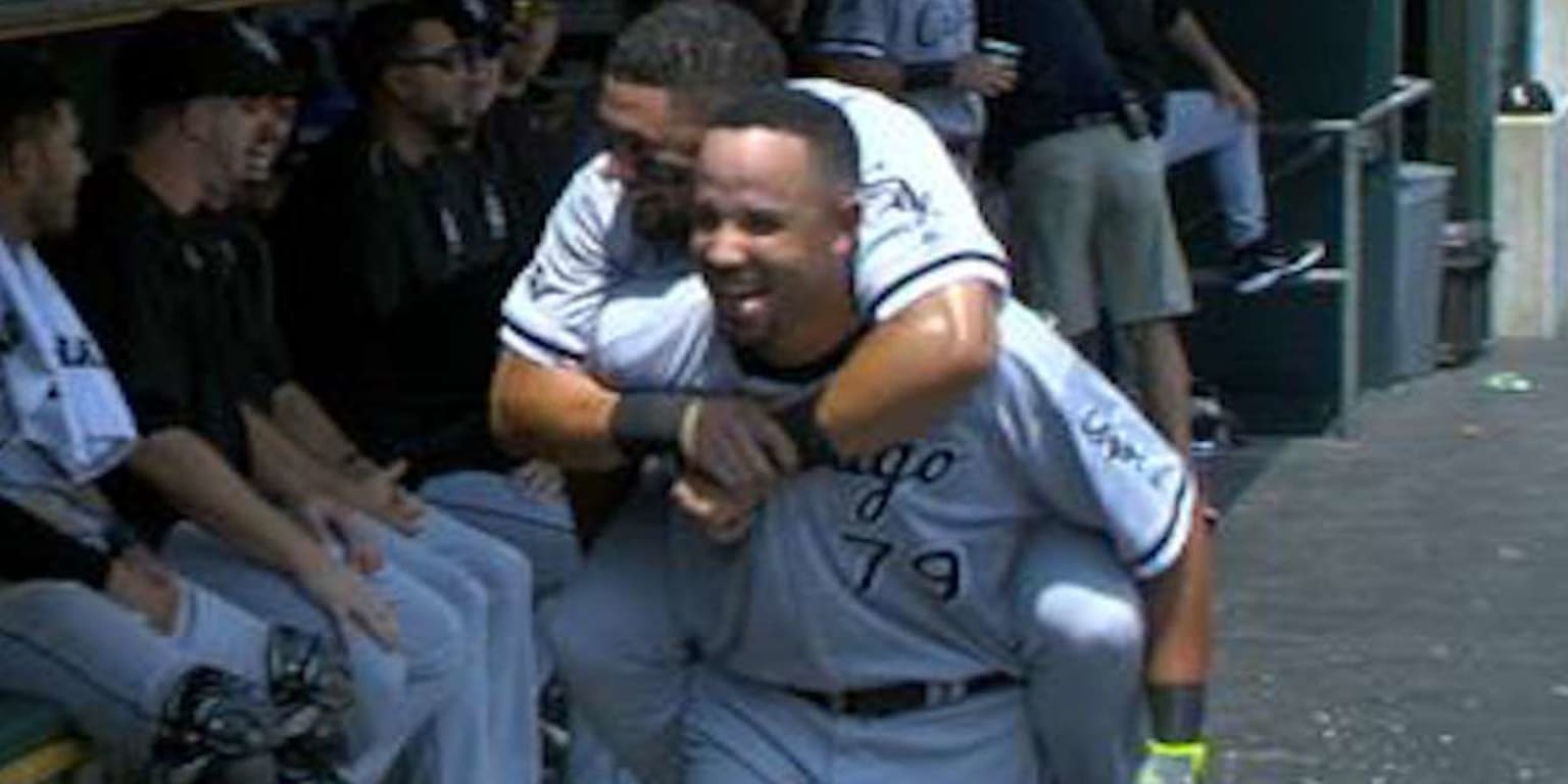 José Abreu snaps hitless streak, 05/14/2022