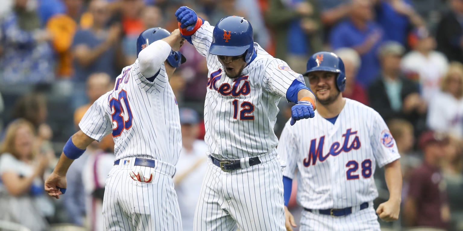 New York Mets center fielder Juan Lagares celebrates with left