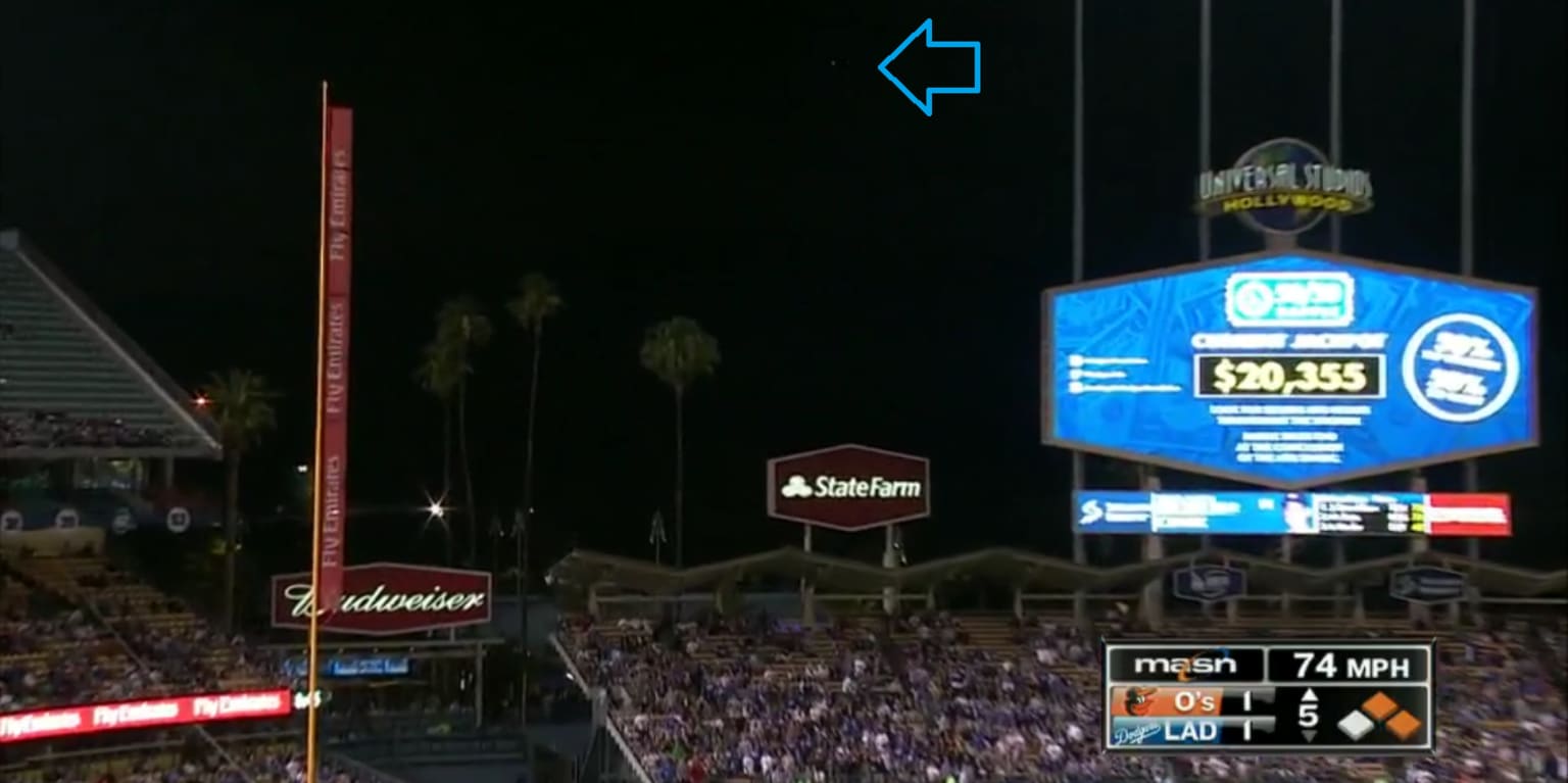 Piazza's homer clears Dodger Stadium 