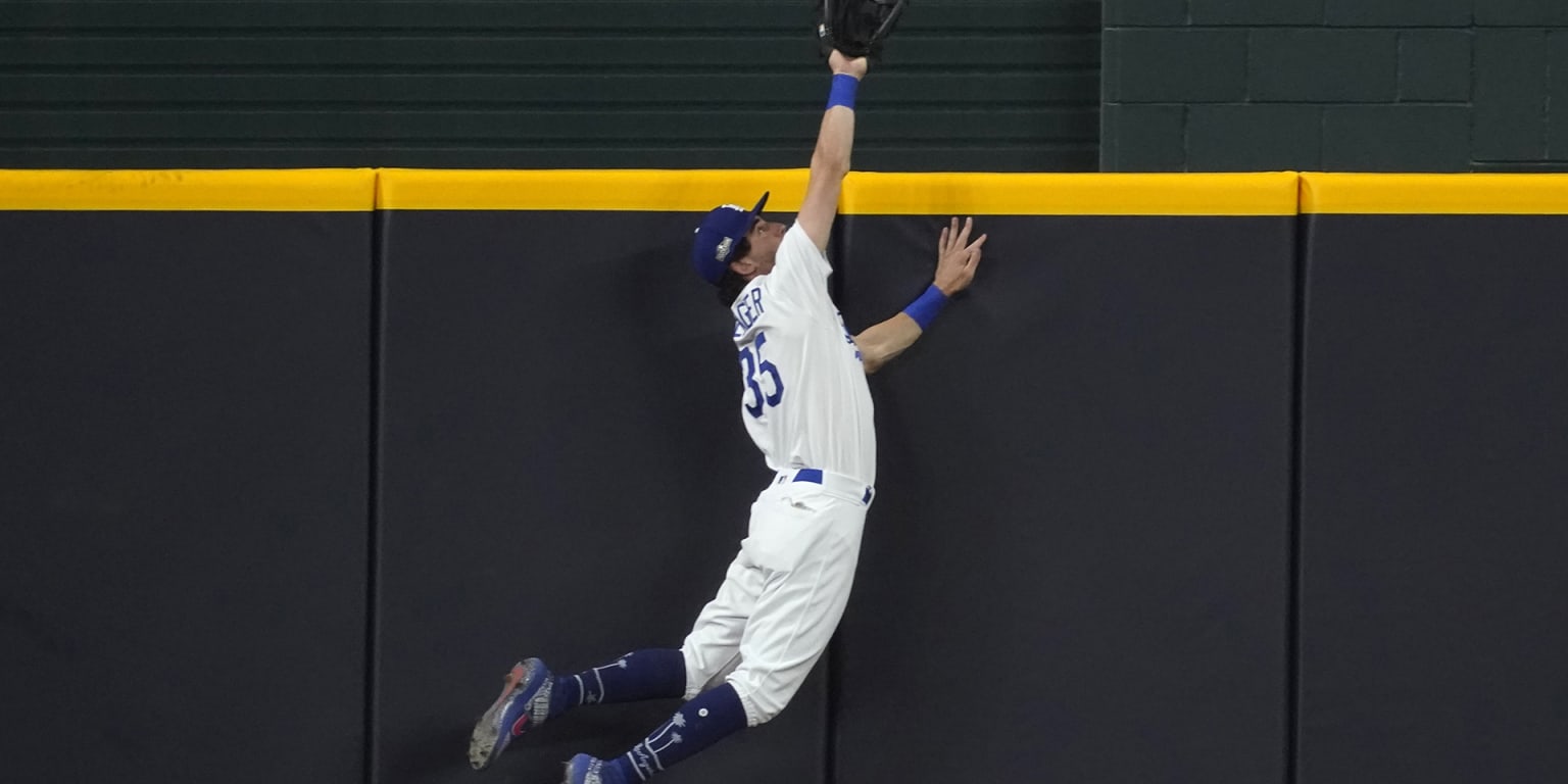 Manny Machado gets upset at Brusdar Graterol for throwing his hat after he  celebrates Bellinger's spectacular catch : r/baseball