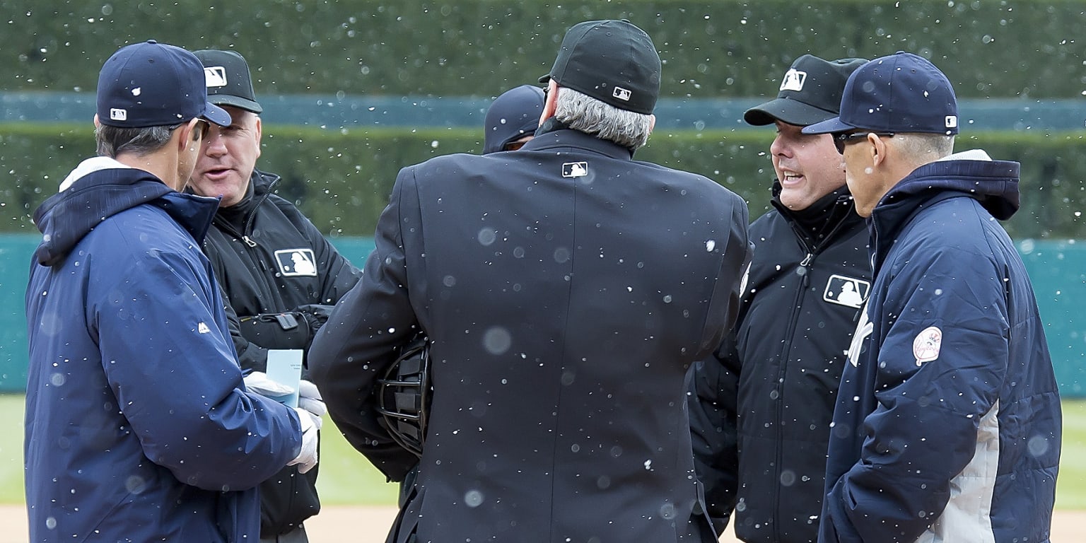 Teams, umpires brave cold at Comerica Park 