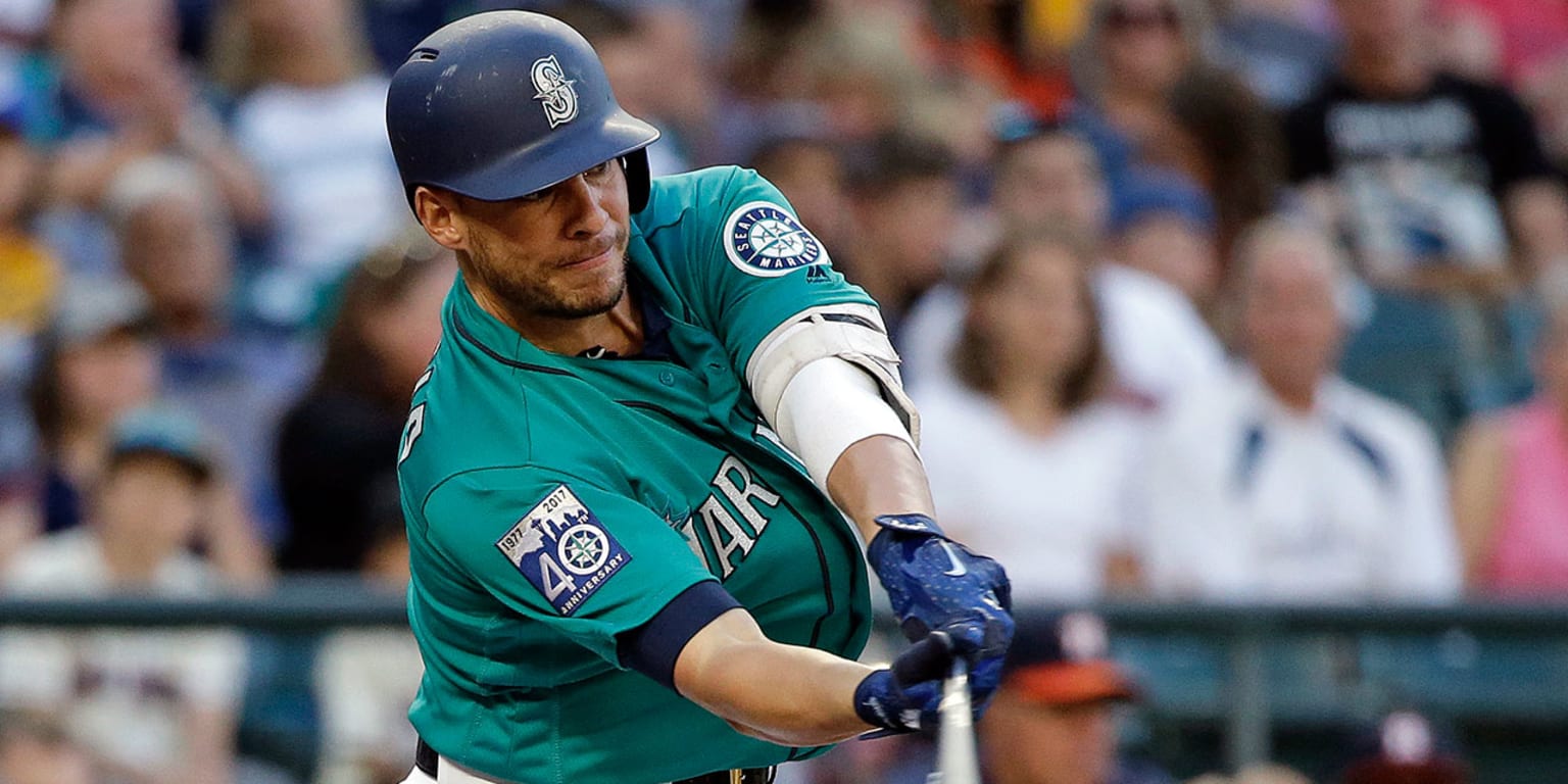Mariners' Danny Valencia out with sore wrist