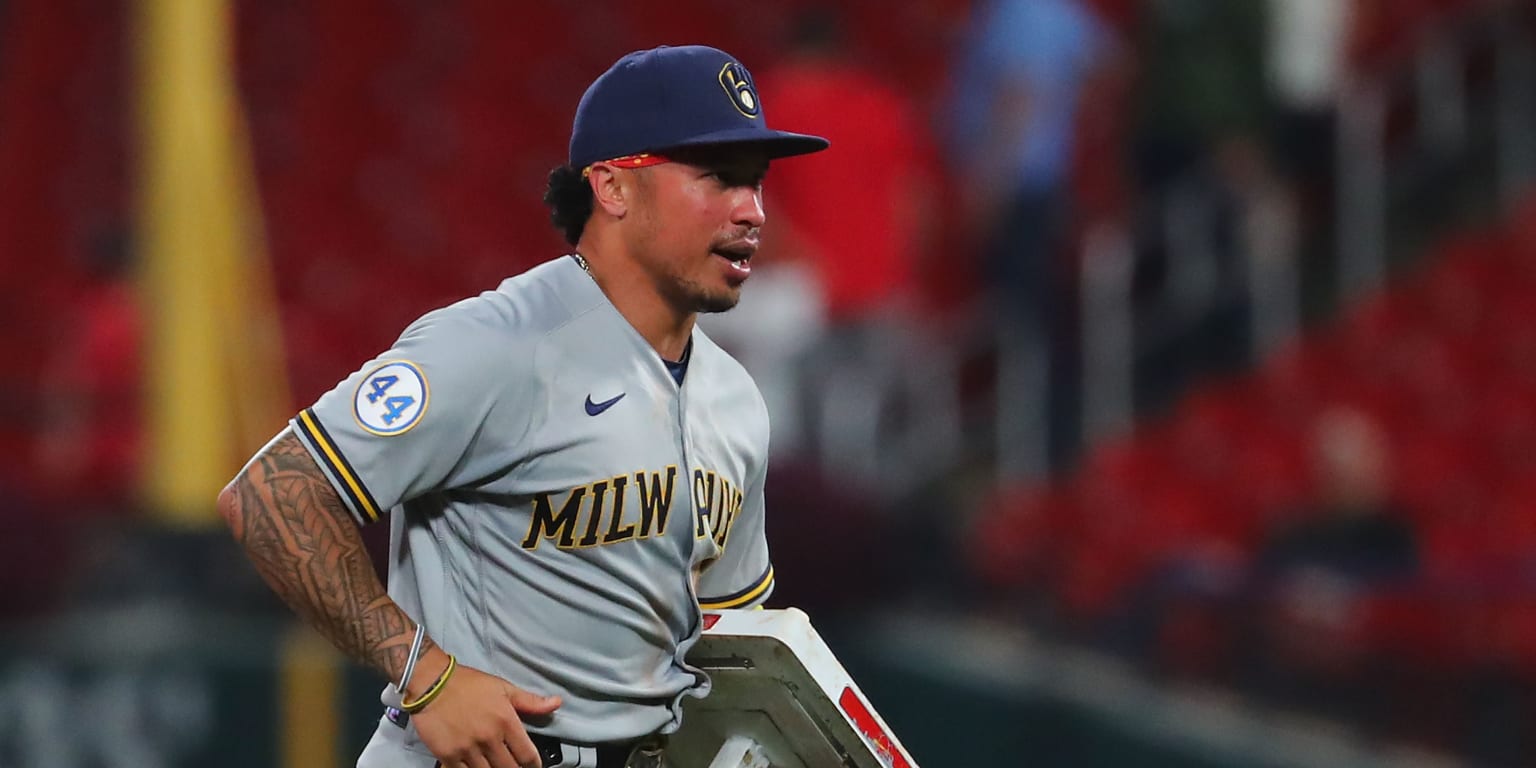 Former Cardinal 2B Kolten Wong salutes St. Louis fans in farewell