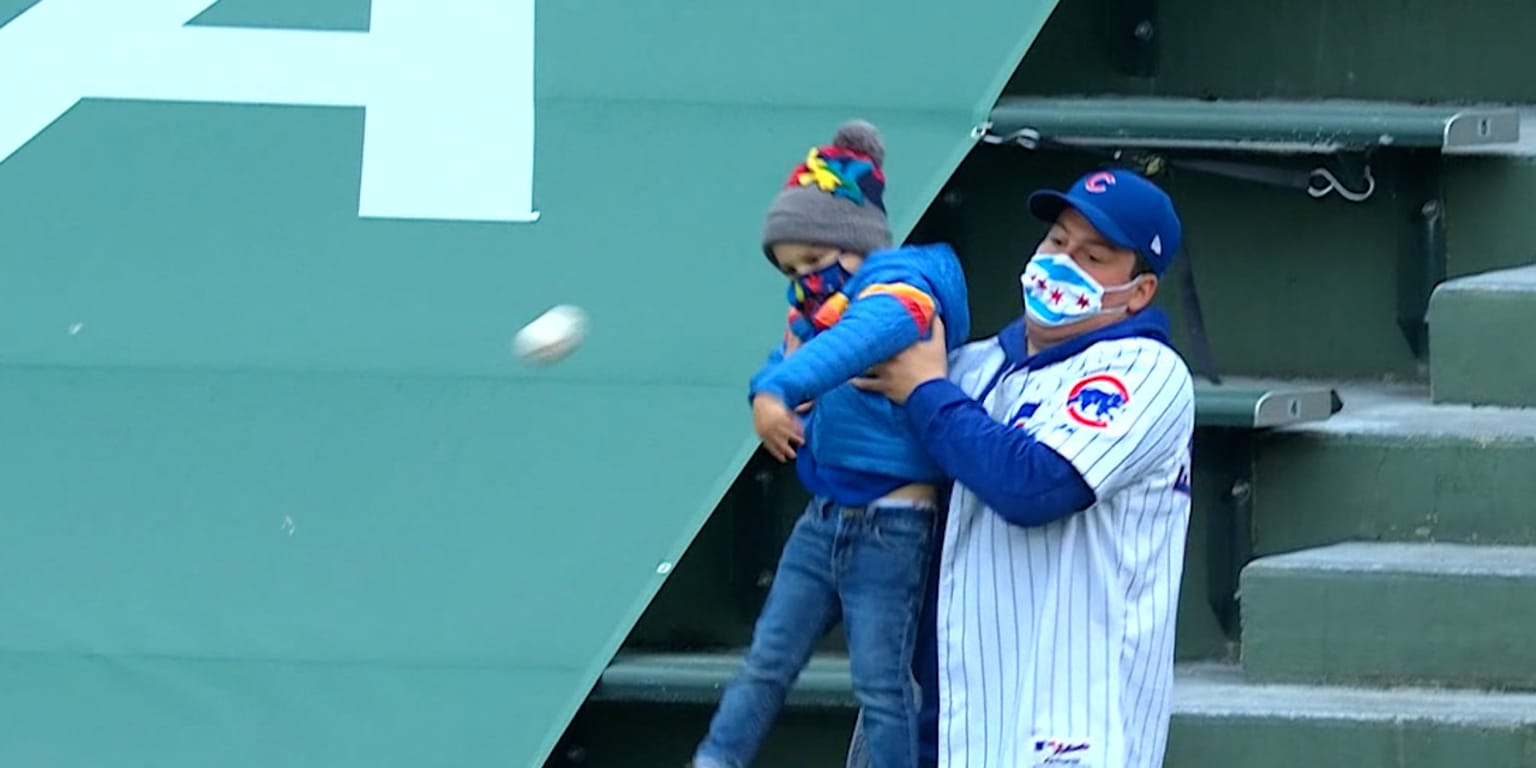 Cubs fan dad teaches young son about throwing back HR balls at Wrigley