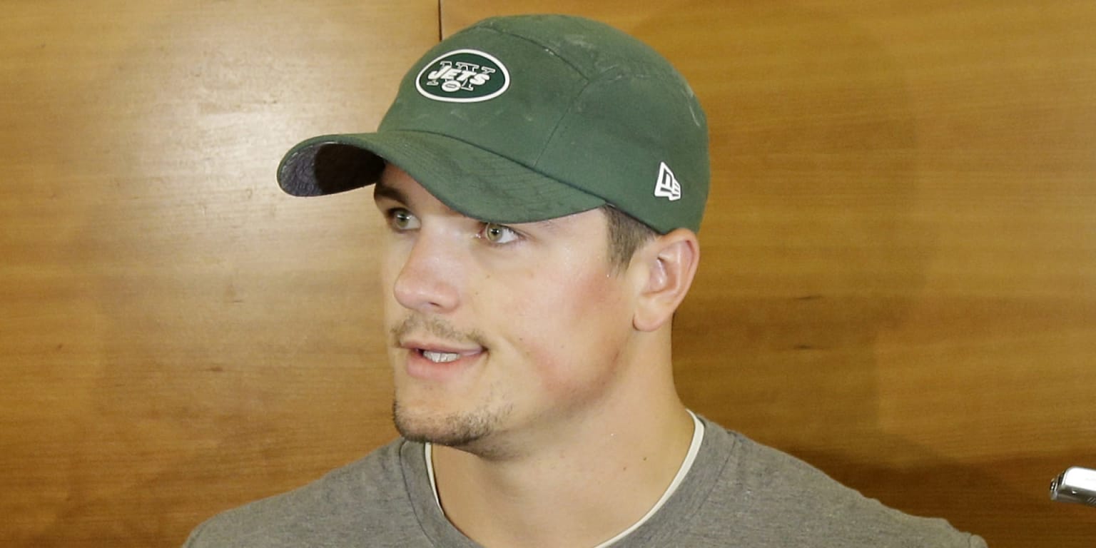 Former quarterback Christian Hackenberg trying pitching