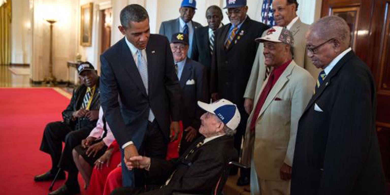 Ernie Banks gave Obama Robinson's bat