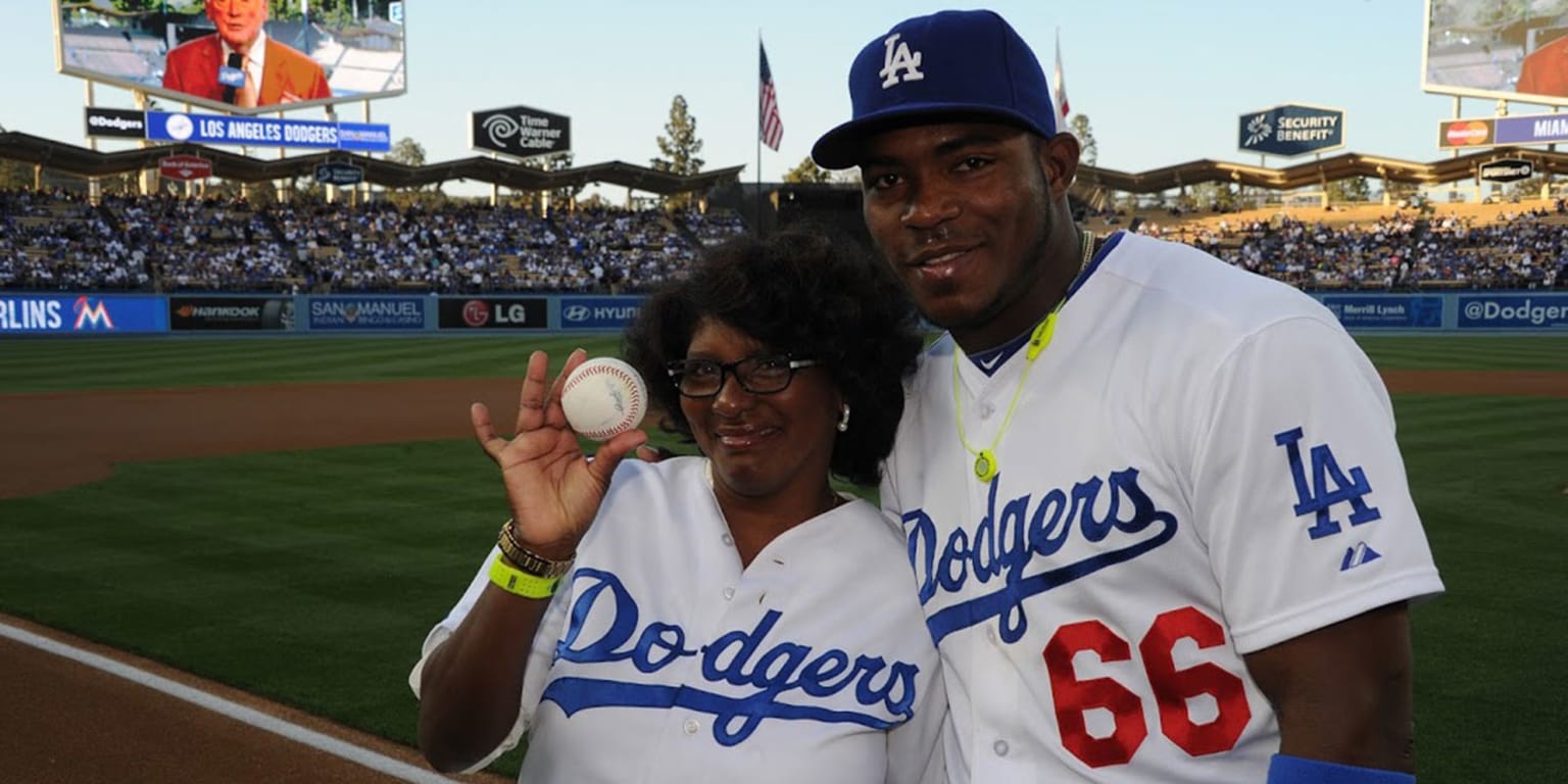 Dodgers' Yasiel Puig hosts poker tournament