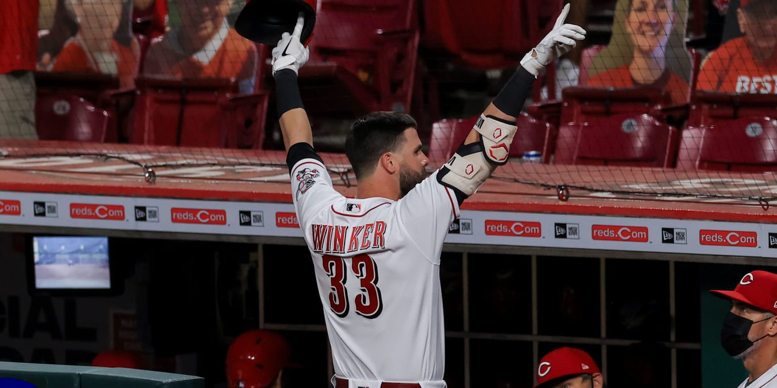 Jesse Winker flashes glove, hits first MLB homer to lead Reds past