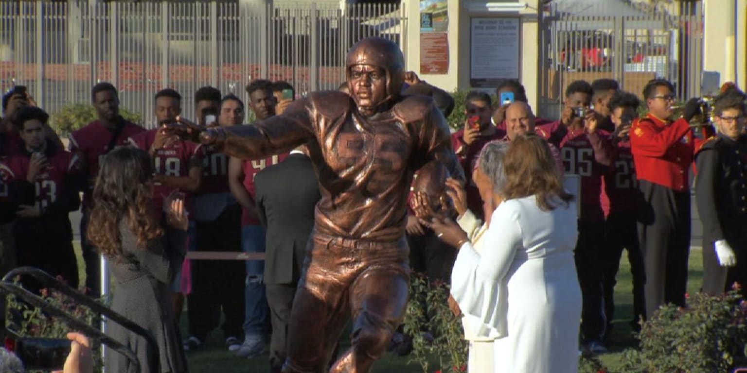 Take in the glory of the new Jackie Robinson statue at Rose Bowl