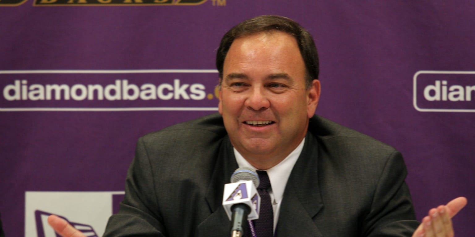 Arizona Diamondbacks owner Jerry Colangelo, left, presents pitcher